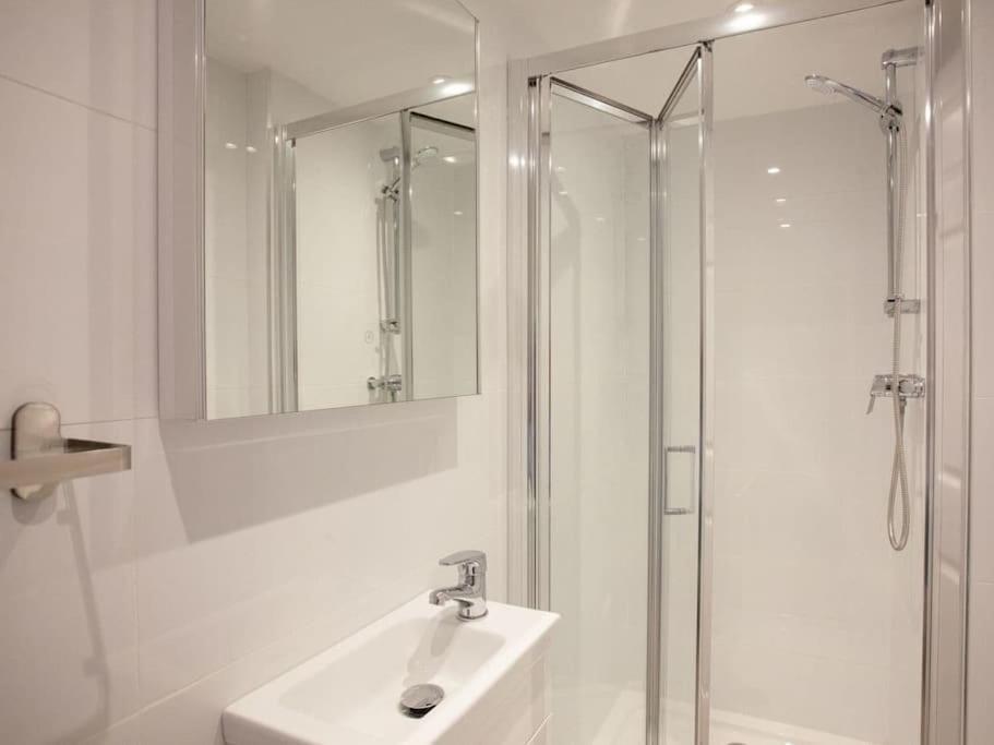 סידמות' 1 Perfectly Located Stylish, Comfortable Apartment מראה חיצוני תמונה